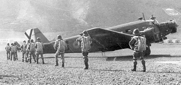 Guerra de Ifni: paracaidistas embarcando en un CASA C-352 (T2) para un salto.