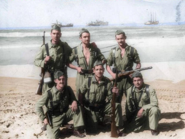 Militares españoles en la playa de Sidi Ifni.