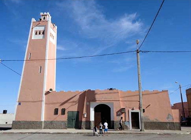  Fachada principal de la mezquita de El Aaiún en la actualidad, desde el oeste (autores). Se aprecian las modificaciones marroquíes respecto al modelo original. 