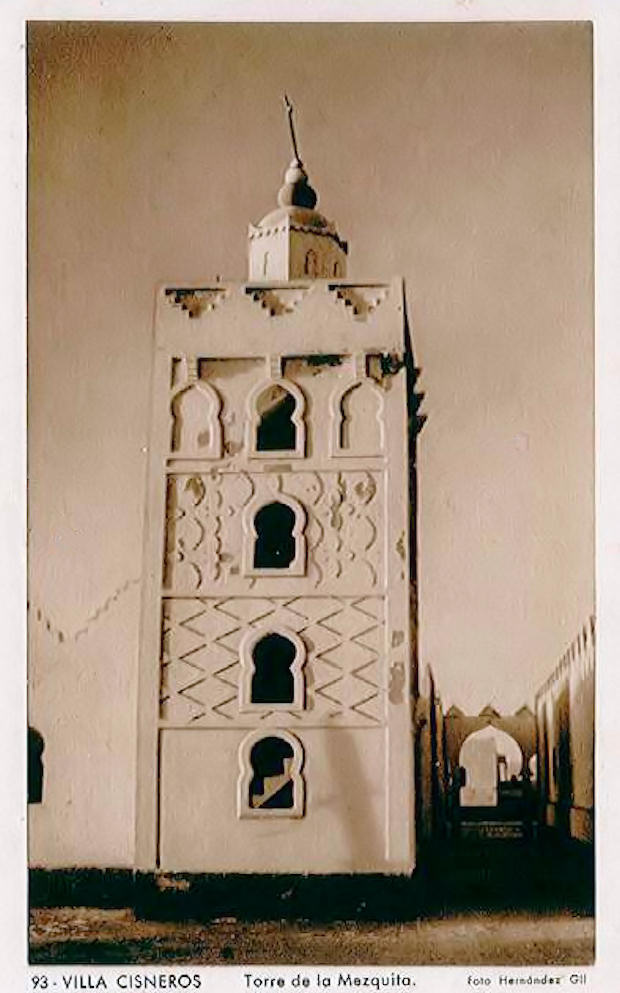 El alminar de la mezquita vieja de Villa Cisneros a finales de los años 40 (postal de Hernández Gil). 
