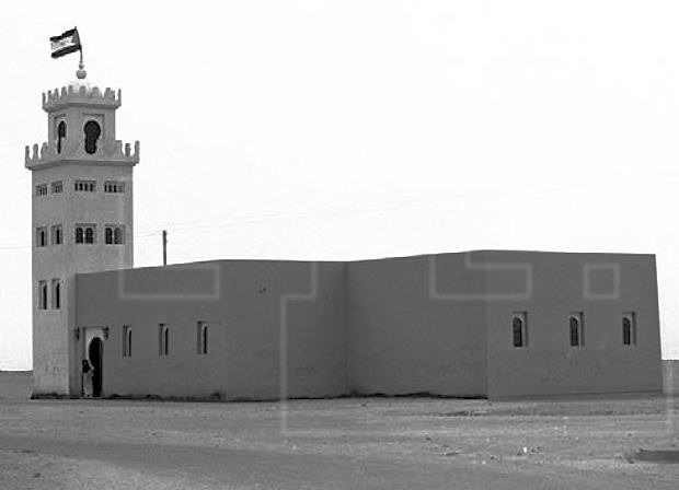  La mezquita nueva de Villa Cisneros en 1975 (EFE, https://efs.efeservicios.com). Como curiosidad, se aprecia la bandera del Polisario en el mástil del alminar. 