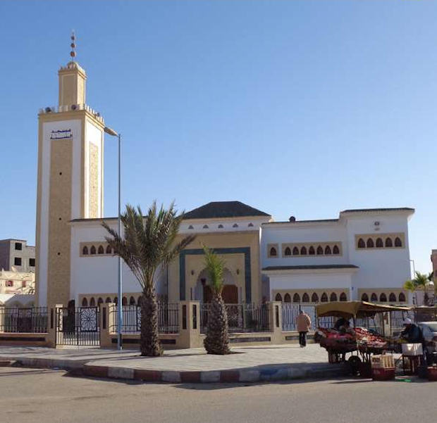Vista actual de la plaza en la que se ubicaba la desaparecida mezquita nueva de Villa Cisneros, y que hoy ocupa la nueva mezquita marroquí, desde el oeste (autores). 
