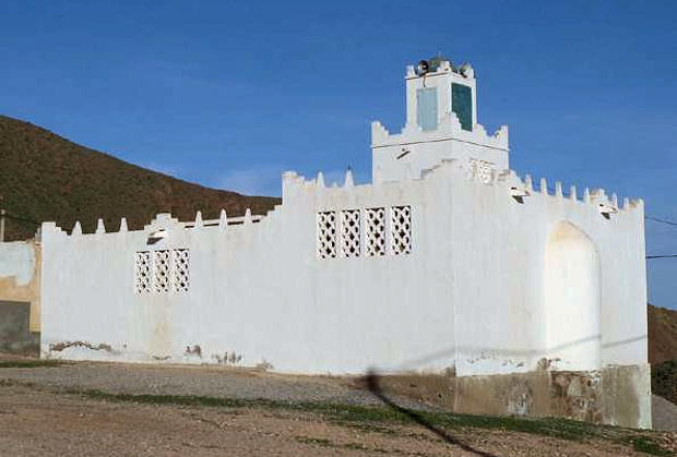 Vista trasera de la mezquita de El Aïn Ifni en la actualidad, desde el sureste (autores). Se observan las celosías en forma de círculos y, a la derecha, el mihrab sobresaliendo al exterior de la quibla. 