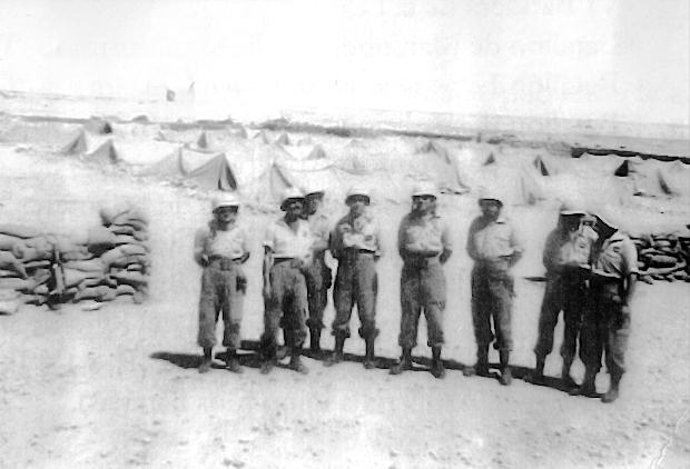 Un grupo de oficiales del Escuadrón Paracaidista del Ejército del Aire en El Aaiún en su campamento.