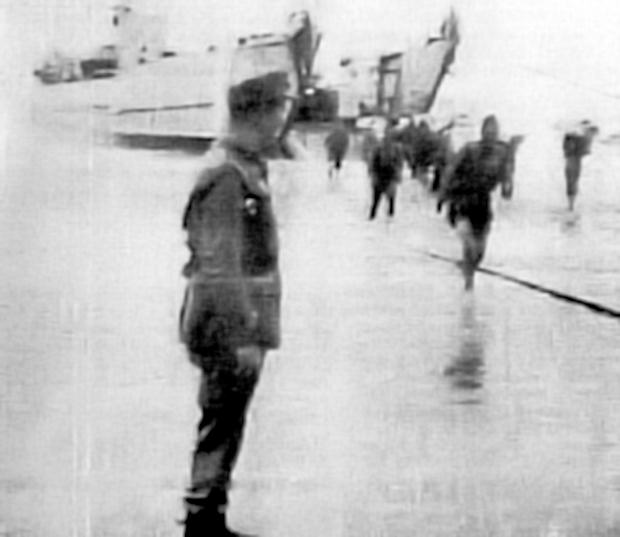  Soldados del Ejército de Tierra e infantes de Marina desembarcando material en una playa del Sáhara de una lancha de desembarco en 1958. Foto del coronel José Belles Gasulla.