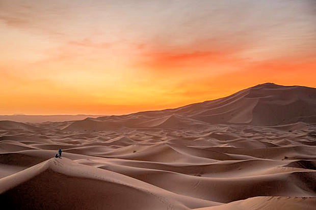 Amanecer en las dunas de arena de Erg Chebbi, Marruecos, Norte de África. (Fotografía de stock)